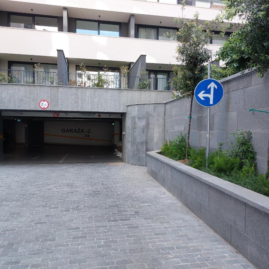 Sindy And Mendy With Parking Space In The Garage